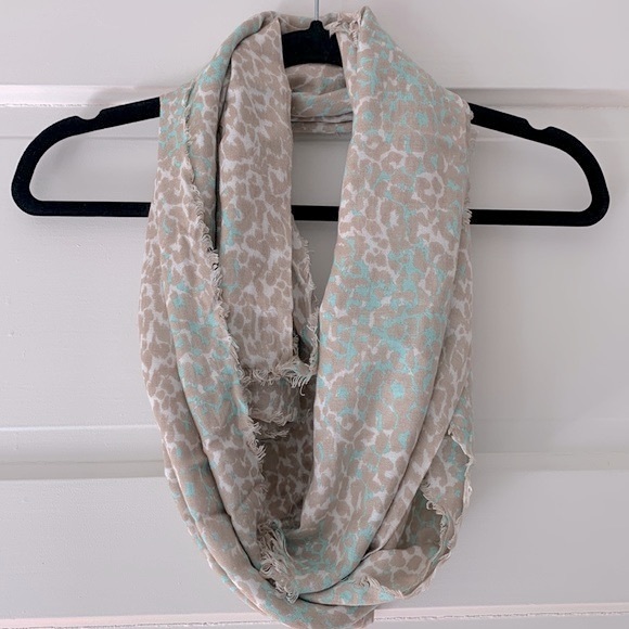 Aritzia Talula scarf in khaki and light teal spotted print - Picture 1 of 6